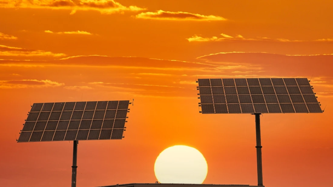 Paneles solares instalados en el techo de una casa en México